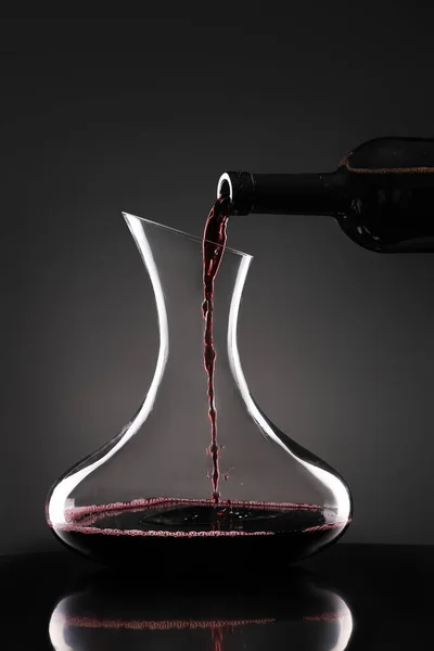Наливание Вкусного Вина Бутылки Бокал Темном Фоне — стоковое фото