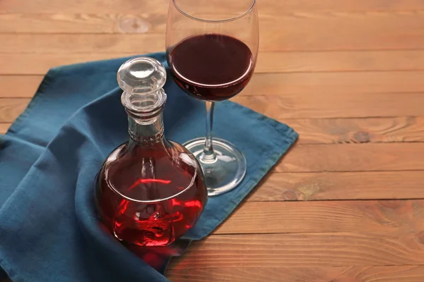 桌上放的是美味葡萄酒的玻璃器皿 — 图库照片