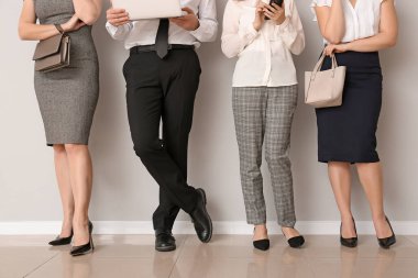 İş adamları içeride sırada bekliyor.