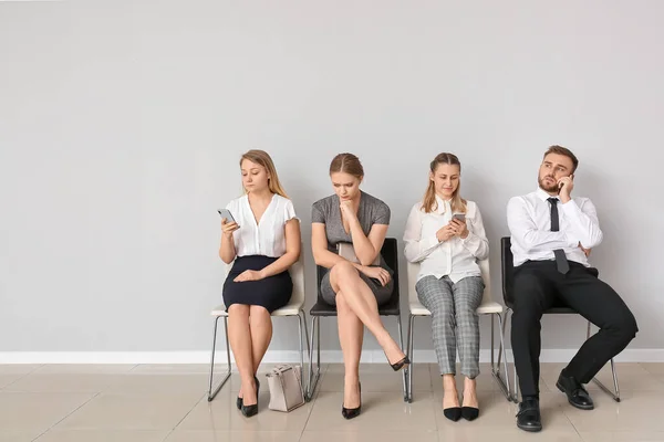 Gente Negocios Esperando Fila Interior — Foto de Stock