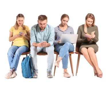 Beyaz arka planda bekleyen insanlar