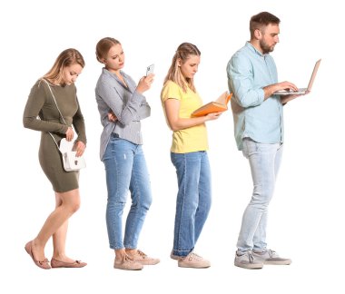 Beyaz arka planda bekleyen insanlar