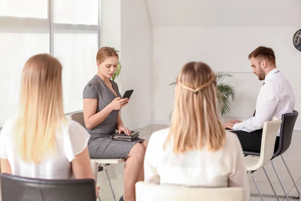 Les Gens Affaires Attendent Ligne Intérieur — Photo