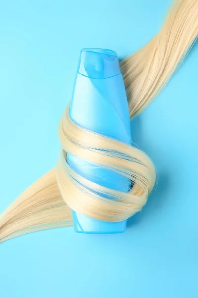 Flasche Shampoo Für Blonde Haare Auf Farbigem Hintergrund — Stockfoto