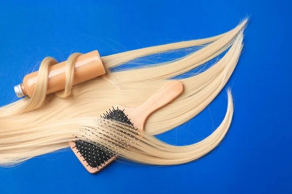 Длинные Светлые Волосы Щетка Шампунь Цветном Фоне — стоковое фото
