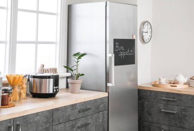 Modern mutfağın iç dekorasyonu ve büyük buzdolabı.