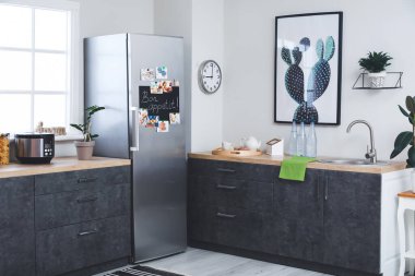 Modern mutfağın iç dekorasyonu ve büyük buzdolabı.