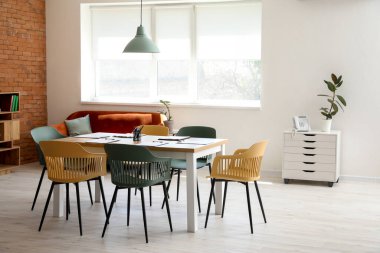 Modern ofisin iç mimarisi.