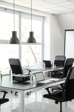 Ofisteki iş görüşmesi için masa hazırlandı.