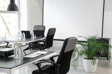 Modern ofisin iç mimarisi.