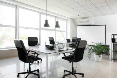 Modern ofisin iç mimarisi.