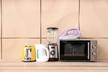 Masada farklı ev eşyaları var.