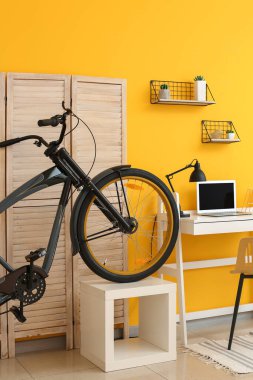 Bisikletli modern odanın içi