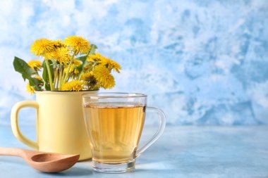 Renkli bir fincan sağlıklı karahindiba çayı.