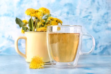 Renkli bir fincan sağlıklı karahindiba çayı.