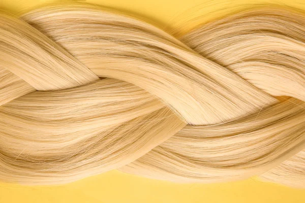 Schöne Geflochtene Blonde Haare Auf Farbigem Hintergrund Nahaufnahme — Stockfoto