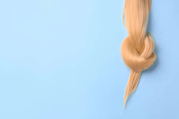 Piękne Długie Blond Włosy Tle Koloru — Zdjęcie stockowe