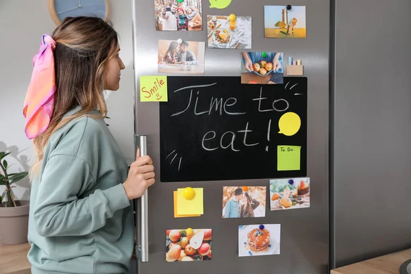 Молода Жінка Відкриває Холодильник Кухні — стокове фото