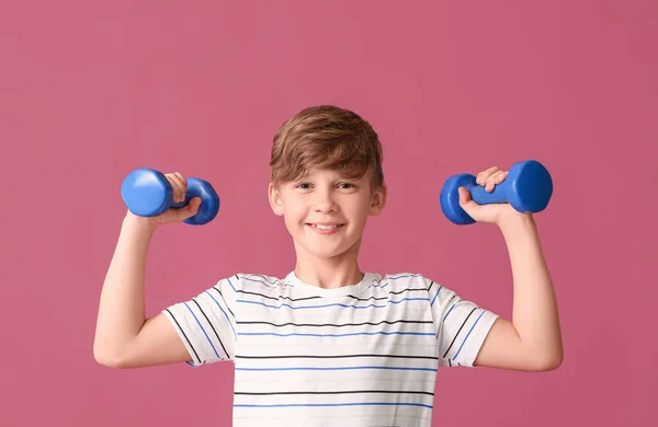 Sportlicher Kleiner Junge Mit Hanteln Auf Farbigem Hintergrund — Stockfoto