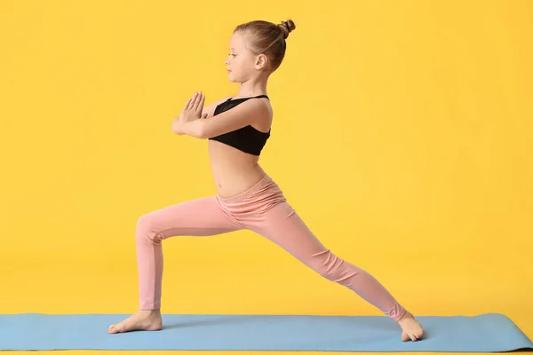 Niña Practicando Yoga Sobre Fondo Color —  Fotos de Stock