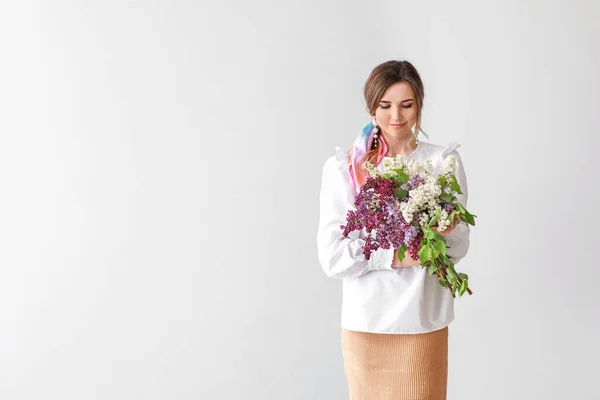 Vacker Ung Kvinna Med Lila Blommor Ljus Bakgrund — Stockfoto