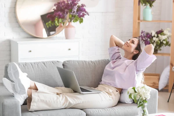 Mulher Bonita Com Laptop Relaxante Casa — Fotografia de Stock
