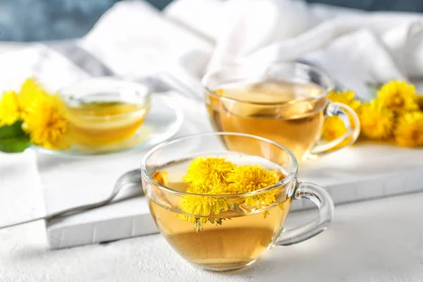 健康的蒲公英茶 桌上放蜂蜜 — 图库照片