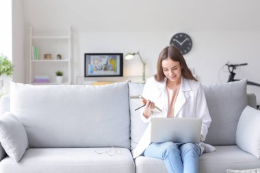 Evde çalışan genç bayan tasarımcı.