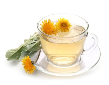 Beyaz arka planda bir fincan sağlıklı karahindiba çayı.