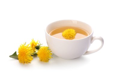 Beyaz arka planda bir fincan sağlıklı karahindiba çayı.