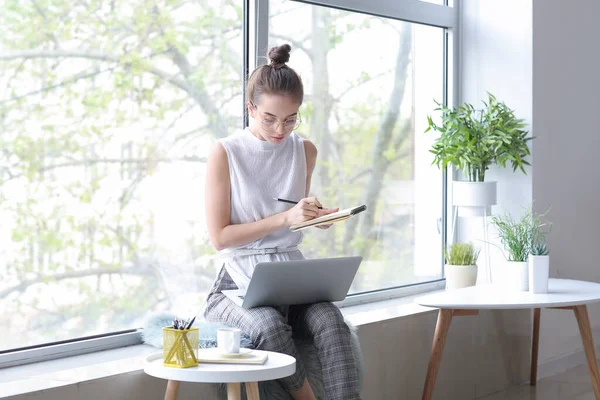 Jeune Femme Avec Ordinateur Portable Travaillant Maison — Photo