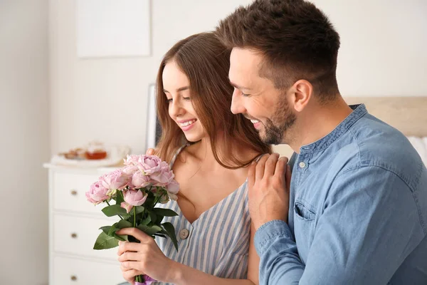 Mujer Joven Con Ramo Recibido Flores Novio Casa — Foto de Stock