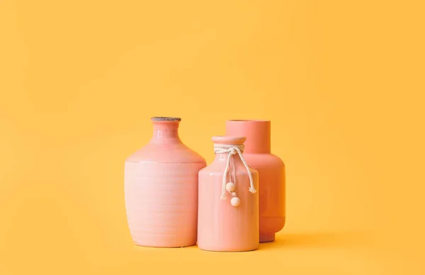 色背景の異なる花瓶 — ストック写真
