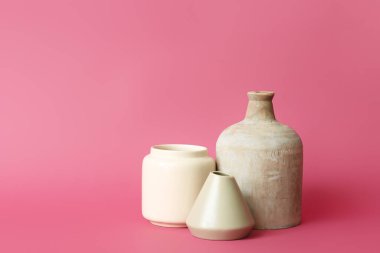Renk arkaplanındaki farklı vazolar