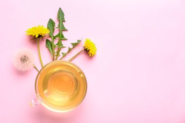 Renkli bir fincan sağlıklı karahindiba çayı.