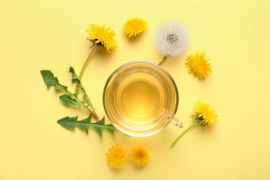 Renkli bir fincan sağlıklı karahindiba çayı.