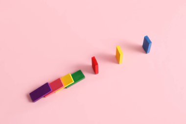 Renk arkaplanındaki bloklar. Sosyal uzaklık kavramı