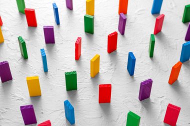 Beyaz arka planda bloklar. Sosyal uzaklık kavramı