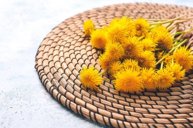 Hasır hasır ve karahindiba çiçekleri renk arkaplanda