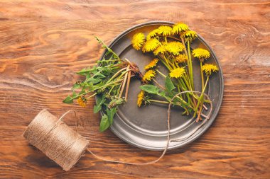 Ahşap arka planda güzel karahindibaları olan kompozisyon