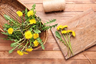 Ahşap arka planda güzel karahindibaları olan kompozisyon