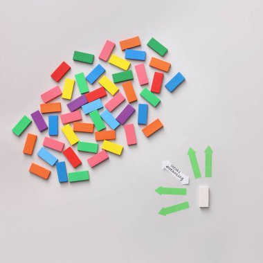 Gri arka planda blokları olan kompozisyon. Sosyal uzaklık kavramı