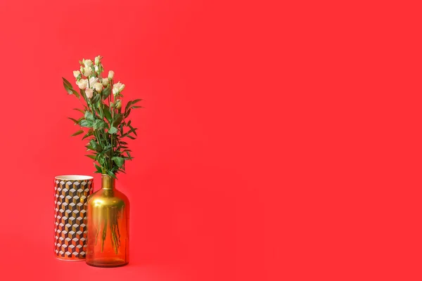 Diferentes Jarrones Con Ramo Flores Sobre Fondo Color — Foto de Stock