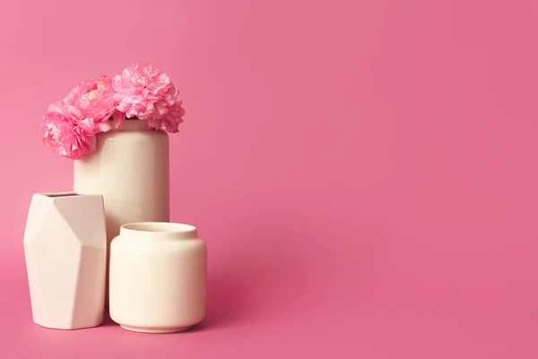 Olika Vaser Med Bukett Blommor Färg Bakgrund — Stockfoto