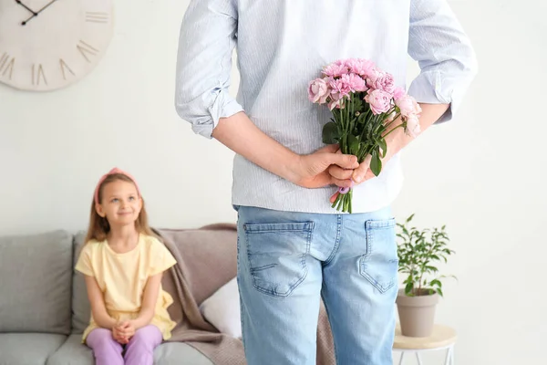 Father Holding Flowers His Little Daughter His Back Home — Stock Photo, Image