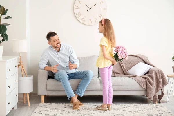Little Daughter Giving Bouquet Flowers Her Father Home — Stock Photo, Image