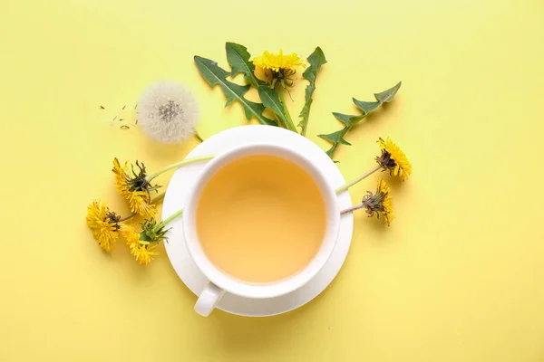 Κύπελλο Υγιή Πικραλίδα Τσάι Στο Φόντο Χρώμα — Φωτογραφία Αρχείου