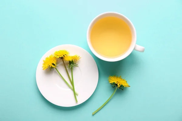 健康的なタンポポのお茶とソーサーのカップの色の背景 — ストック写真