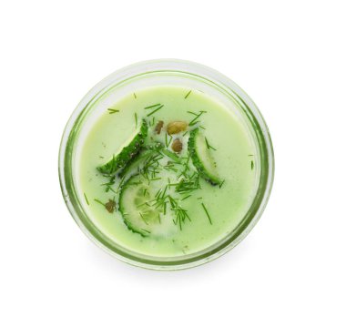 Beyaz arka planda soğuk salatalık çorbası.