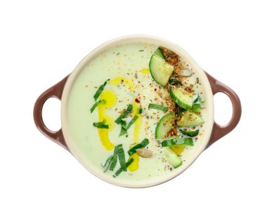 Beyaz arka planda soğuk salatalık çorbası.